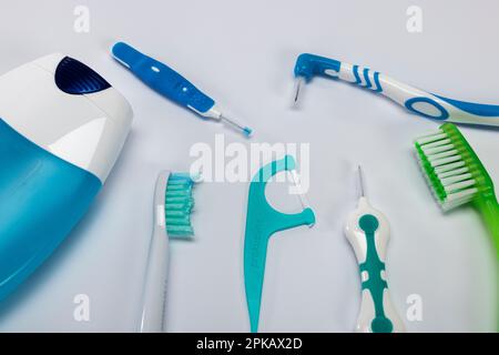 Verschiedene Zahnpflegeprodukte, Mundspülung, Zahnbürste, Zahnbürste, Zahnseide, Zahnzwischenbürste, Handzahnbürste, Symbolbild, Zahnhygiene, weißer Hintergrund, Stockfoto