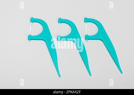 Drei Zahnseide-Sticks zum Reinigen von Zahnzwischenräumen, Details, Symbolbild, Zahnzwischenraumpflege, Zähneputzen, Zahnpflege, weißer Hintergrund, Stockfoto