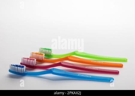 Vier verschiedene farbige Handzahnbürsten, weißer Hintergrund, Symbolbild, Zähneputzen, Zahnpflege, Stockfoto
