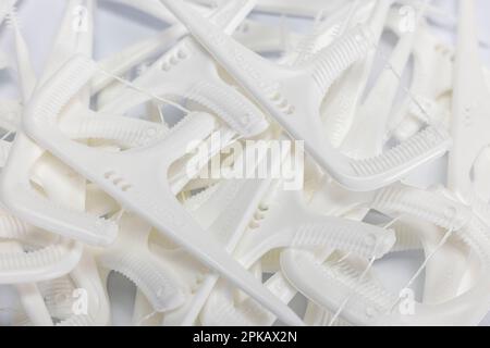 Viele Zahnseide-Sticks zum Reinigen von Zahnzwischenräumen, Details, Symbolbild, Zahnzwischenraumpflege, Zähneputzen, Zahnpflege, weißer Hintergrund, Stockfoto