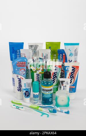 Verschiedene Zahnpflegeprodukte, Zahnpasten, Mundspülung, Zahnpflegestift, Zahnseide, Interdentalbürste, Handzahnbürste, Symbolbild, Zahnhygiene, weißer Hintergrund, Stockfoto