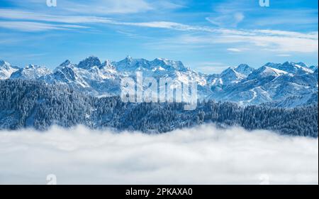 Berglandschaft an sonnigen Wintertagen. Allgäu Alps, im Hintergrund Wetterstein mit Zugspitze. Bayern, Deutschland, Tirol, Österreich Stockfoto