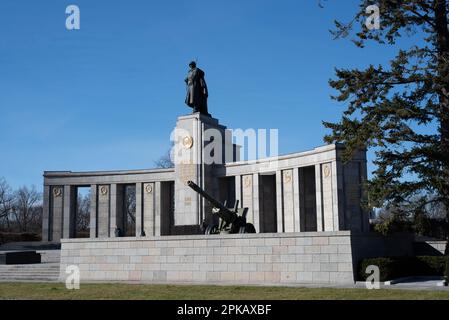Sowjetdenkmal, erinnert an die rund 80000 Soldaten der Roten Armee, die in der Schlacht von Berlin, Berlin, Deutschland, starben Stockfoto
