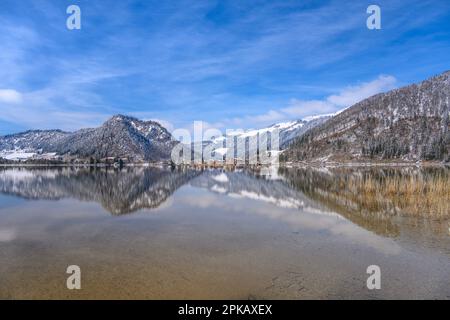 Österreich, Tirol, Kaiserwinkl, Walchsee, Walchsee mit Blick auf das Dorf, Miesberg und das Haus Berge Stockfoto