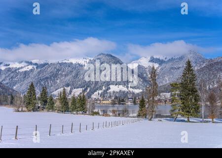 Österreich, Tirol, Kaiserwinkl, Walchsee, Walchsee mit Blick auf das Dorf vor den Hausgebirgen Stockfoto