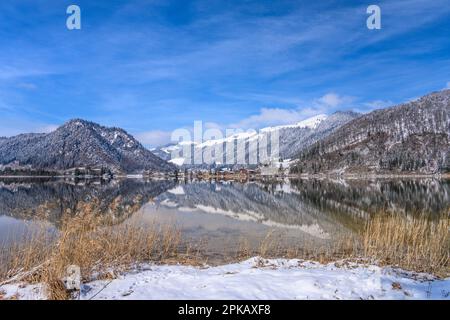 Österreich, Tirol, Kaiserwinkl, Walchsee, Walchsee mit Blick auf das Dorf, Miesberg und das Haus Berge Stockfoto