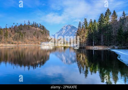 Österreich, Tirol, Kufstein, Hechtsee mit Seearena gegen das Kaisergebirge Stockfoto