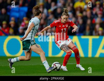 Cardiff, Großbritannien. 06. April 2023. Cardiff, Wales, April 6. 2023: Rachel Rowe (13 Wales) in Aktion beim International Friendly Football Match zwischen Wales und Nordirland im Cardiff City Stadium in Cardiff, Wales. (James Whitehead/SPP) Kredit: SPP Sport Press Photo. Alamy Live News Stockfoto