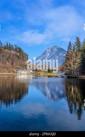 Österreich, Tirol, Kufstein, Hechtsee mit Seearena gegen das Kaisergebirge Stockfoto