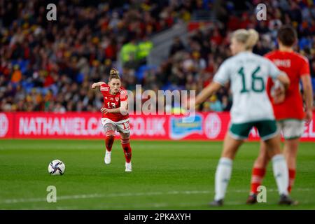 Cardiff, Großbritannien. 06. April 2023. Cardiff, Wales, April 6. 2023: Rachel Rowe (13 Wales) spielt beim International Friendly Football Match zwischen Wales und Nordirland im Cardiff City Stadium in Cardiff, Wales, einen Freistoß. (James Whitehead/SPP) Kredit: SPP Sport Press Photo. Alamy Live News Stockfoto