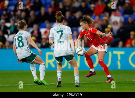 Cardiff, Großbritannien. 06. April 2023. Cardiff, Wales, April 6. 2023: Hannah Cain (11 Wales) kontrolliert den Ball während des internationalen Freundschaftsspiels zwischen Wales und Nordirland im Cardiff City Stadium in Cardiff, Wales. (James Whitehead/SPP) Kredit: SPP Sport Press Photo. Alamy Live News Stockfoto