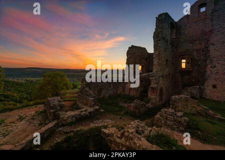 Abendliche Atmosphäre in der Burgruine Homburg und dem Naturschutzgebiet Homburg, Niederfrankreich, Franken, Bayern, Deutschland Stockfoto