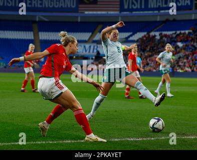 Cardiff, Großbritannien. 06. April 2023. Cardiff, Wales, April 6. 2023: Rhiannon Roberts (5 Wales) kreuzt den Ball während des International Friendly Football Match zwischen Wales und Nordirland im Cardiff City Stadium in Cardiff, Wales. (James Whitehead/SPP) Kredit: SPP Sport Press Photo. Alamy Live News Stockfoto