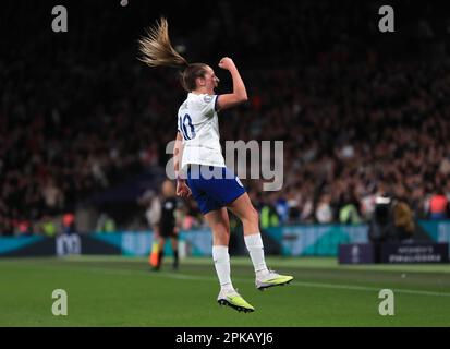 Der englische Ella Toone feiert das erste Tor seiner Seite im Spiel während des Frauen-Finalissima im Wembley Stadium, London. Foto: Donnerstag, 6. April 2023. Stockfoto