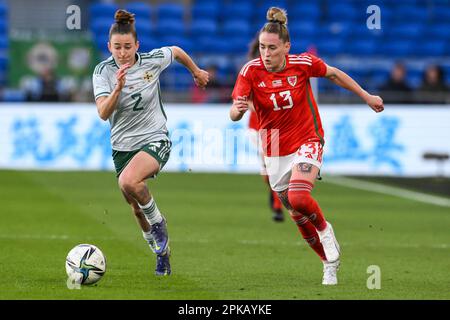 Rachel Rowe aus Wales legt beim Women's International Friendly Match Wales Women vs Northern Ireland Women im Cardiff City Stadium, Cardiff, Großbritannien, 6. April 2023 eine Pause mit dem Ball ein (Foto von Craig Thomas/News Images) Stockfoto
