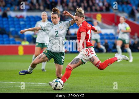 Rachel Rowe of Wales schießt beim Women's International Friendly Match Wales Women vs Northern Ireland Women im Cardiff City Stadium, Cardiff, Großbritannien, 6. April 2023 (Foto: Craig Thomas/News Images) Stockfoto