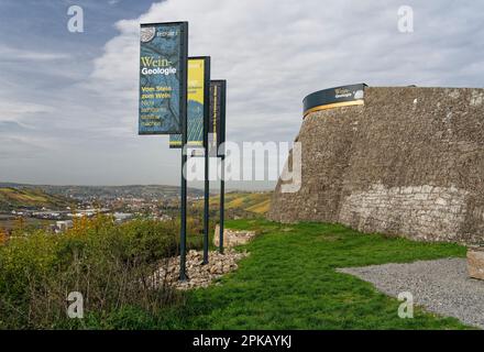 Der Sonnenstuhl oder Kartoffelturm in den Weinbergen des Weinbaudorfes Randersacker am Main in der Nähe von Würzburg, Kreis Würzburg, Niederfrankreich, Bayern, Deutschland Stockfoto