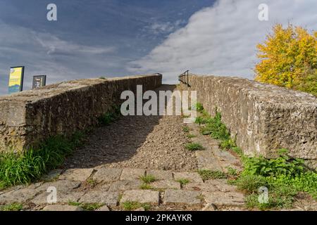 Der Sonnenstuhl oder Kartoffelturm in den Weinbergen des Weinbaudorfes Randersacker am Main in der Nähe von Würzburg, Kreis Würzburg, Niederfrankreich, Bayern, Deutschland Stockfoto