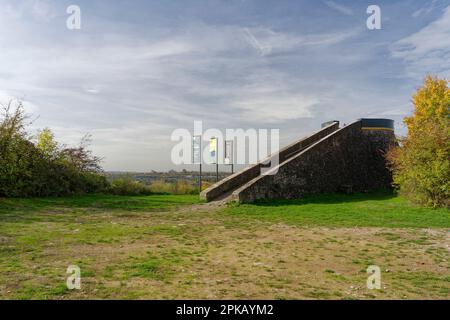 Der Sonnenstuhl oder Kartoffelturm in den Weinbergen des Weinbaudorfes Randersacker am Main in der Nähe von Würzburg, Kreis Würzburg, Niederfrankreich, Bayern, Deutschland Stockfoto