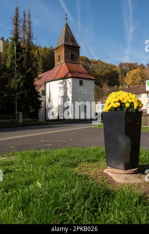 Kleine Kirche in der Gemeinde Heiligkreuz im Schöndra-Tal, Bezirk Bad Kissingen, Niederfrankreich, Franken, Bayern, Deutschland Stockfoto