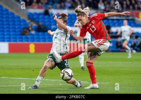 Rachel Rowe of Wales wird von Rebecca McKenna aus Nordirland beim Women's International Friendly Match Wales Women vs Northern Ireland Women im Cardiff City Stadium, Cardiff, Großbritannien, am 6. April 2023 (Foto von Craig Thomas/News Images) in, am 4./6. April 2023, angesprochen. (Foto: Craig Thomas/News Images/Sipa USA) Guthaben: SIPA USA/Alamy Live News Stockfoto