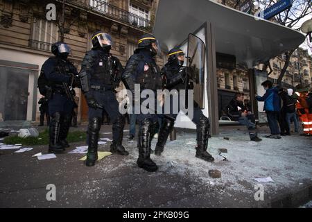 Gewalttätiger Zusammenstoß der französischen Polizei mit Demonstranten am 11. Tag der französischen Rentenstreiks. Stockfoto