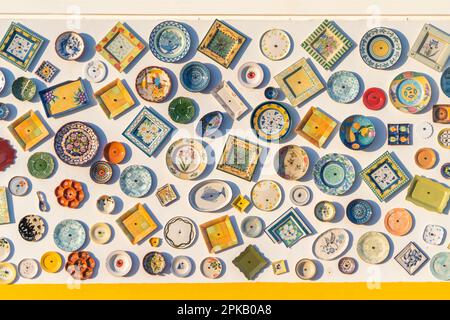 Wand mit Keramikplatten in Sagres, Algarve, Portugal. Traditionelle portugiesische Keramik, lokale handgefertigte Produkte. Stockfoto
