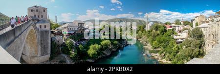 Wiederaufgebaute ikonische alte Brücke in der Innenstadt von Mostar, Bosnien-Herzegowina Stockfoto