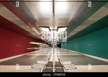 Farbenfrohe U-Bahnstation Wettersteinplatz in München, Bayern, Deutschland Stockfoto