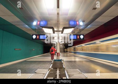 Farbenfrohe U-Bahnstation Wettersteinplatz in München, Bayern, Deutschland Stockfoto