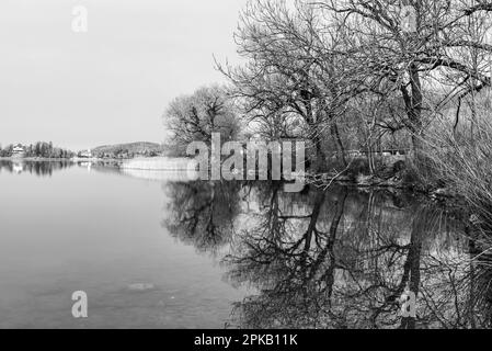 Szenische Reflexion der Vegetation am Schliersee in Bayern, Deutschland Stockfoto