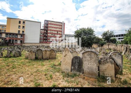 Alter jüdischer Friedhof zwischen Wohnhäusern in Eisenstadt, Österreich Stockfoto