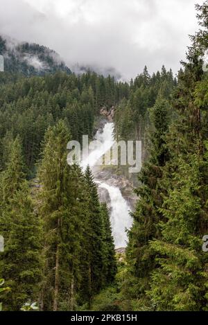 Panoramablick auf die berühmten Krimmler Wasserfälle im Nationalpark hohe Tauern in Österreich Stockfoto