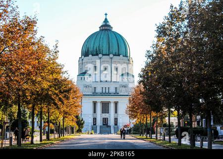 Schöne Kirche des Zentralfriedhofs in Wien im Herbst, Österreich Stockfoto