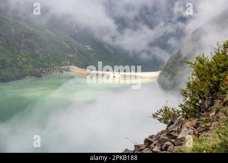 Beeindruckende Staumauer aus dem Stausee Mooserboden bei Kaprung, österreichische Alpen Stockfoto