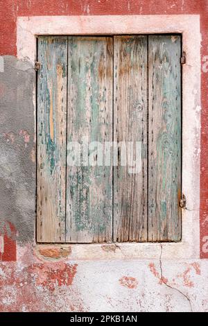 Rollläden der Insel Burano. Farbenfrohe Fensterläden auf der Insel Murano in der Nähe von Venedig. Hintergrunddesigns und Architektur. Italienischer Stil und Charme. Stockfoto