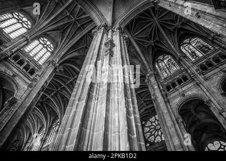 Hohe Säulen und wunderschön verzierte Decke in der gotischen Kirche Saint Eustache in Paris, Frankreich Stockfoto