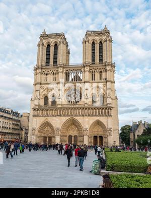 Schönes Portal der berühmten Kathedrale Notre Dame in Paris vor dem Feuer, Frankreich Stockfoto