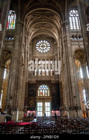 Hohe Säulen und wunderschön verzierte Decke in der gotischen Kirche Saint Eustache in Paris, Frankreich Stockfoto