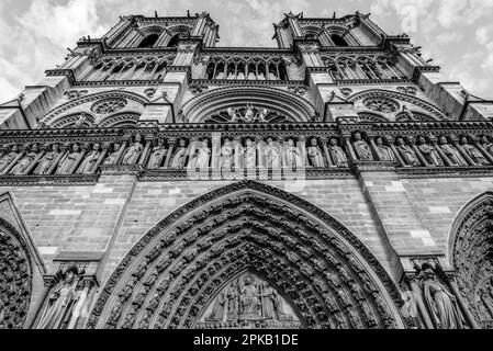 Schönes Portal der berühmten Kathedrale Notre Dame in Paris vor dem Feuer, Frankreich Stockfoto