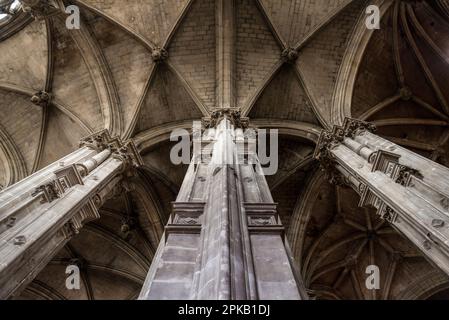 Hohe Säulen und wunderschön verzierte Decke in der gotischen Kirche Saint Eustache in Paris, Frankreich Stockfoto