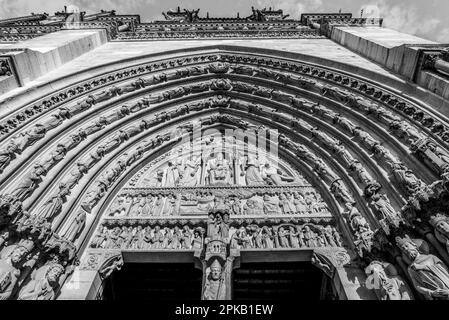 Schönes Portal der berühmten Kathedrale Notre Dame in Paris vor dem Feuer, Frankreich Stockfoto