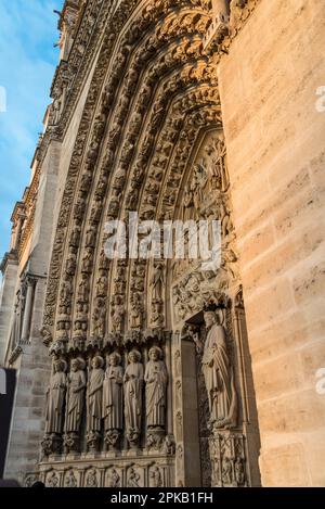 Schönes Portal der berühmten Kathedrale Notre Dame in Paris vor dem Feuer, Frankreich Stockfoto