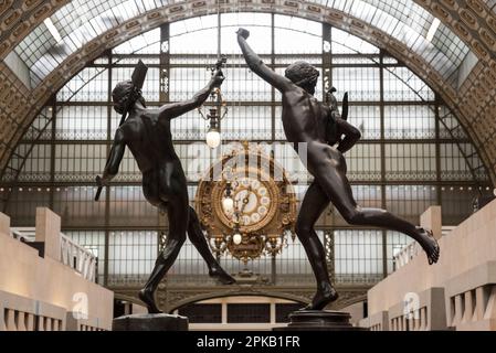 Kunstvolle Uhr in der Haupthalle des berühmten Museums d'Orsay in Paris, Frankreich Stockfoto
