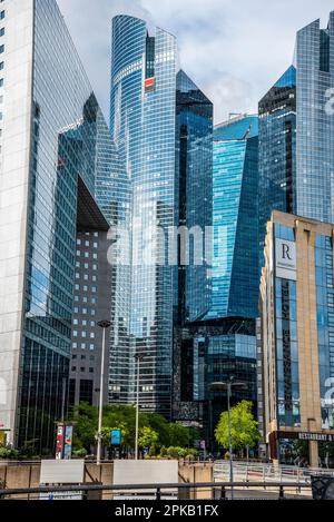 Malerische Wolkenkratzer mit Glasfassaden im Pariser Viertel La Defense Stockfoto