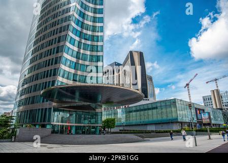 Malerische Wolkenkratzer mit Glasfassaden im Pariser Viertel La Defense Stockfoto