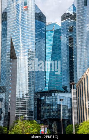 Malerische Wolkenkratzer mit Glasfassaden im Pariser Viertel La Defense Stockfoto