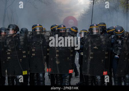 Gewalttätiger Zusammenstoß der französischen Polizei mit Demonstranten am 11. Tag der französischen Rentenstreiks. Stockfoto