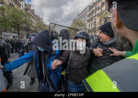 Gewalttätiger Zusammenstoß der französischen Polizei mit Demonstranten am 11. Tag der französischen Rentenstreiks. Stockfoto