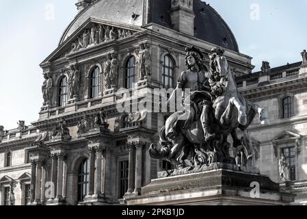 Statue von König Ludwig XIV. Vor dem Louvre, Paris, Frankreich Stockfoto